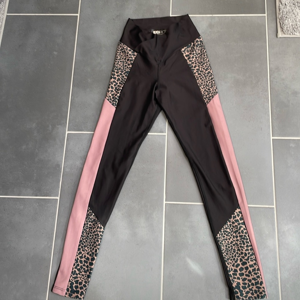 Beach Riot animal block leggings